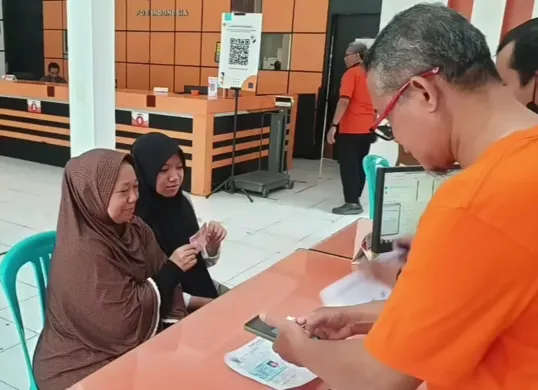 Syarat jadi penerima bansos tunai dan pangan dari pemerintah. (Sumber: YouTube/Naura Vlog)