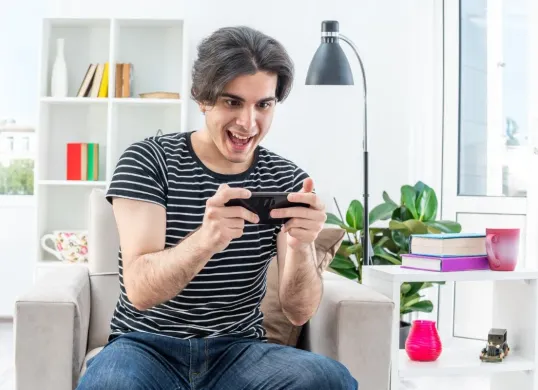 Ilustrasi bermain game penghasil uang, yang bisa menghasilkan hingga Rp288.000. (Sumber: Freepik/stockking)