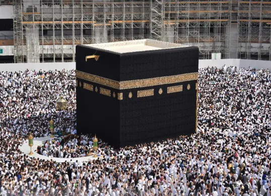 Ilustrasi. Sebanyak 61.404 jemaah haji Indonesia telah diberangkatkan pada hari kesepuluh operasional haji 2025. (Sumber: Unsplash/Haidan)