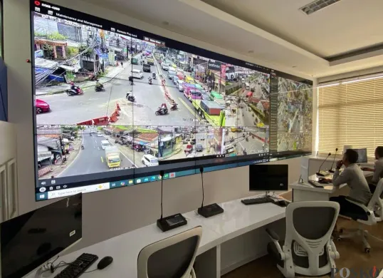 Suasana ruang pantauan cctv Dinas Perhubungan Bandung Barat. Ketahui cara cek CCTV jalan tol secara real time berikut ini. (Sumber: Poskota/Gatot Poedji Utomo)