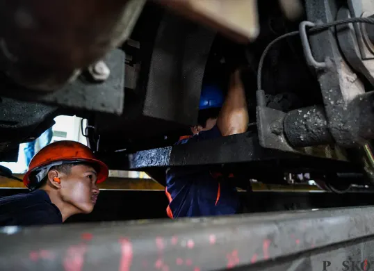 Petugas teknisi rollingstock PT. Kereta Api Indonesia (KAI) melakukan pengecekan mesin bagian dalam dan luar badan lokomatif saat proses perawatan di Depo Lokomotif Cipinang, Jakarta Timur. (Sumber: Poskota/Bilal Nugraha Ginanjar)