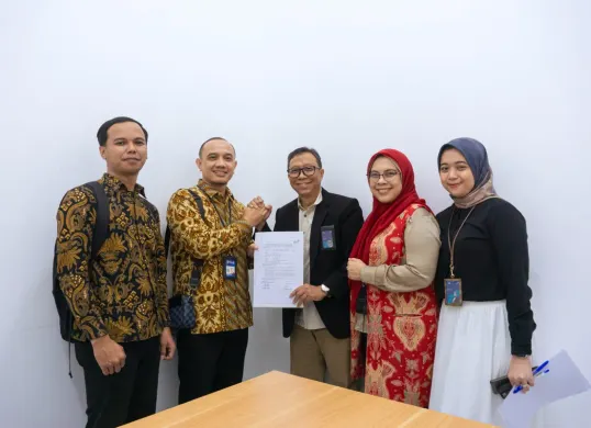 Penandatanganan perjanjian kerja sama antara RS Tasik Medika Citratama dan telkom dalam penyediaan layanan Sub Rack di neuCentrIX Cirebon, beberapa waktu yang lalu. (Sumber: Dok. Telkom)