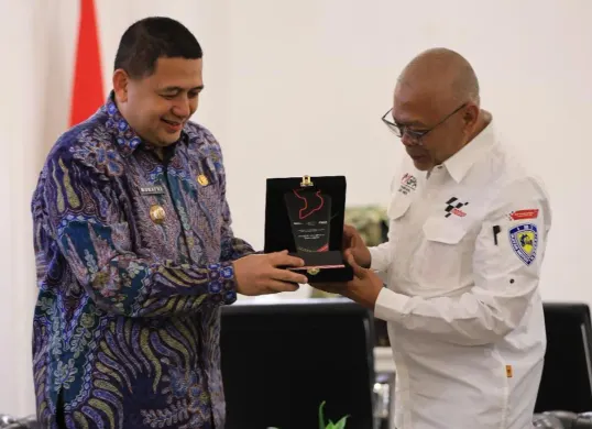 Direktur Utama MGPA, Priandhi Satria, bersama Wakil Direktur Utama MGPA, Samsul Purba, bertemu dengan Walikota Makassar, Munafri Arifuddin bertemu untuk memperkuat sinergi dalam pengembangan Mandalika GP Hub Makassar 2025. (Sumber: MGPA)