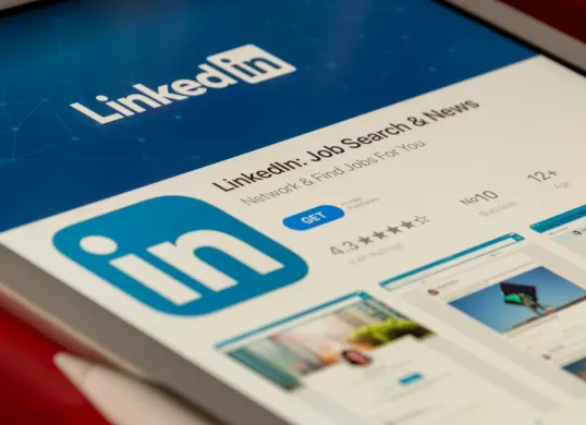 Tata Cara Hapus Akun LinkedIn dari Aplikasi atau Web (Sumber: Unsplash/Souvik Banerjee)
