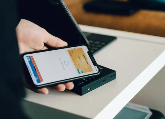 Ilustrasi cek dan isi saldo kartu Flazz dari m-banking BCA (Sumber: Unsplash/CardMapr.nl)