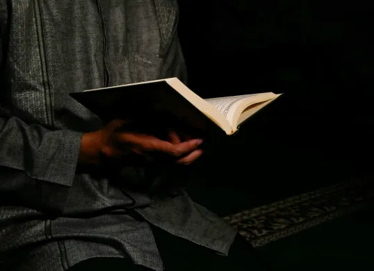 Ilustrasi. Dua peristiwa penting di bulan Ramadan adalah Nuzulul Quran dan Lailatul Qadar, ketahui perbedaan dan maknanya. (Sumber: Unsplash/Masjid Pogung Dalangan)