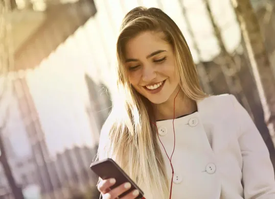 Cara hentikan kecanduan scroll medsos. (Sumber: Pexels/Andrea Piacquadio)