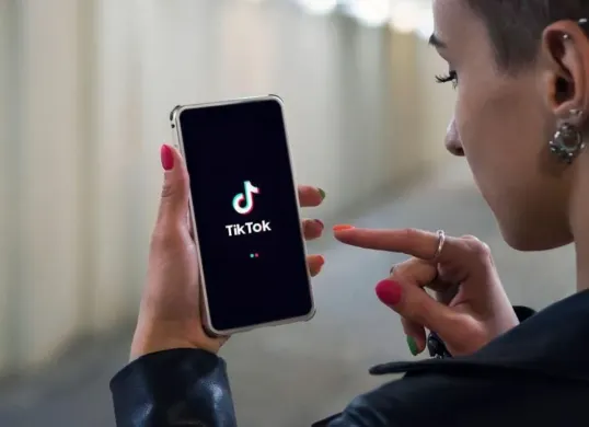 Berikut ini cara untuk live stream di TikTok dan syaratnya. (Sumber: Pinterest)