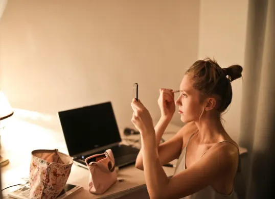 Ilustrasi makeup flawless. (Sumber: Pexels/Adrienn)