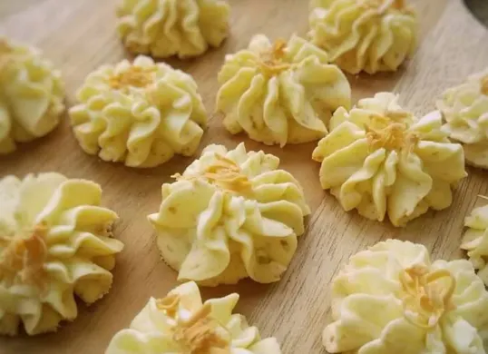 Temukan resep sagu keju yang lumer di mulut dan tips agar tidak melebar saat dipanggang. (Sumber: Pinterest)