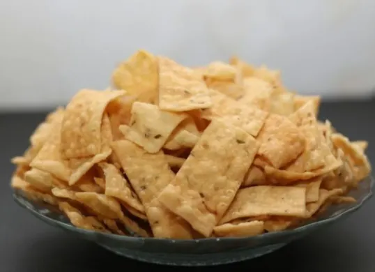 Temukan resep kue bawang viral Mama Fuji yang renyah dan rasa premium. (Sumber: Pinterest/Ravezkhan)