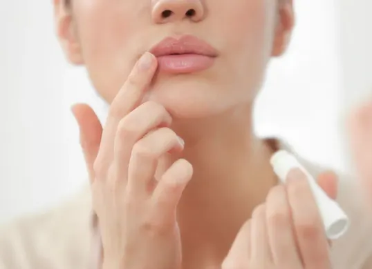 5 Cara Mudah Memerahkan Bibir Secara Alami (Sumber: Canva)