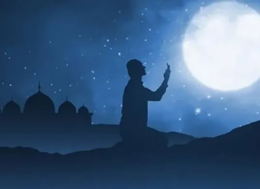Menghidupkan malam Lailatul Qadar dengan ibadah khusyuk dan doa tulus. Raih keberkahan malam yang lebih baik dari seribu bulan. (Sumber: Pinterest)