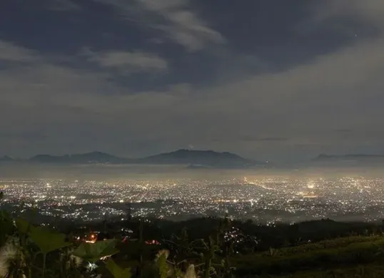 Destinasi wisata malam saat berada di Kota Bandung untuk libur Lebaran 2025 (Sumber: Pinterest)