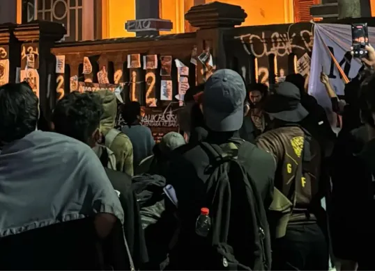 Aksi demonstrasi di Malang berlangsung dramatis pada Minggu, 23 Maret 2025. (Sumber: X/@barengwarga)