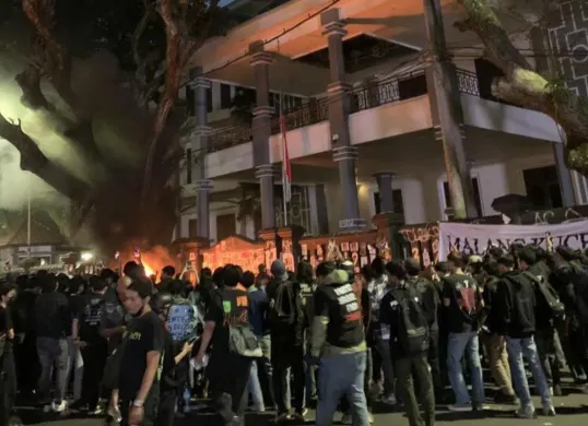 Aksi demonstrasi berubah ricuh, puluhan demonstran dan aparat TNI-Polri mengalami luka-luka. (Sumber: X/tanyarlfes)