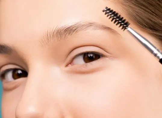 Cara membentuk alis sempurna dengan concealer (Sumber: Pexels/Shiny Diamond)