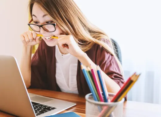 Ilustrasi - Laptop lemot bisa membuat frustrasi, terutama saat sedang mengerjakan tugas penting. Rutin membersihkan cache, lalu tutup aplikasi yang tidak diperlukan, agar performa tetap optimal. (Sumber: Pixabay/JESHOOT-COM)