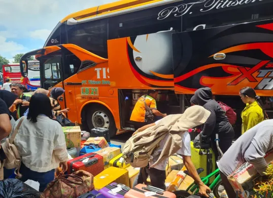 Pemudik di Terminal Kalideres bersiap menaiki bus pada H-8 Lebaran, Minggu 23 Maret 2025. Ternyata, Bus masih jadi angkutan lebaran favorit. (Sumber: Poskota/Pandi Ramedhan)