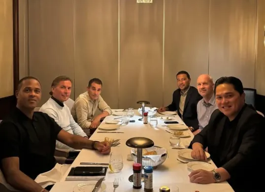 Potret pertemuan antara Erick Thohir dan staf serta pelatih Timnas Indonesia. (Sumber: Instagram/@erickthohir)