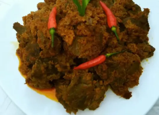 Ilustrasi. Tips memasak daging untuk mendapatkan hasil hidangan rendang yang empuk dan lezat saat Lebaran. (Sumber: Tangkap layar YouTube/Bisnis Ibu Rumah Tangga)