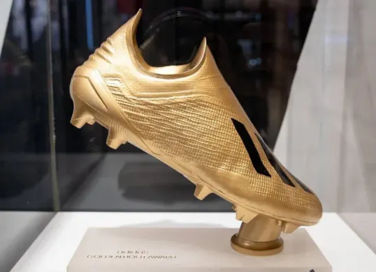 Trofi penghargaan untuk top skor Piala Dunia. (Sumber: X/@accufoot_)