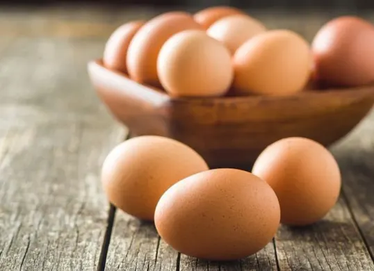 Ini manfaat mengonsumsi telur setiap hari. (Sumber: Pinterest/The Alternative Daily)