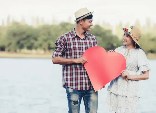 Ramalan cinta untuk zodiak Aquarius dan Gemini. (Sumber: Freepik/jcomp)