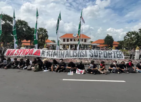 Potret suporter sepak bola turun aksi tolak UU TNI di Surabaya pada Senin, 24 Maret 2025. (Sumber: X/@bajolball)