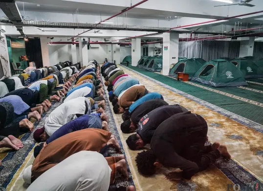 Pahami hukum melaksanakan solat id jika sedang sakit. (Sumber: Poskota/Bilal Nugraha Ginanjar)