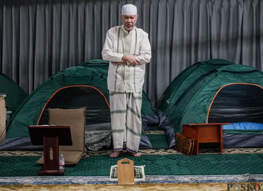 Sejumlah umat muslim melakukan salat sunah dan membaca Al-Qur'an saat melaksanakan Itikaf Ramadhan pada malam Lailatul Qadar di Masjid Al-Falah, Bassura City, Jakarta Timur, Senin, 24 Maret 2025, malam. (Sumber: Poskota/Bilal Nugraha Ginanjar)