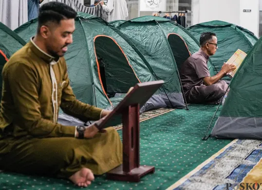 Sejumlah umat muslim melakukan salat sunah dan membaca Al-Qur'an saat melaksanakan Itikaf Ramadhan pada malam Lailatul Qadar di Masjid Al-Falah, Bassura City, Jakarta Timur. (Sumber: Poskota/Bilal Nugraha Ginanjar)