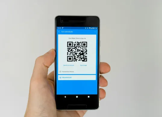 Cara mendaftar dan mendapatkan kode QRIS sebagai metode pembayaran digital di bisnis.(Sumber: Unsplash/Markus Winkler)