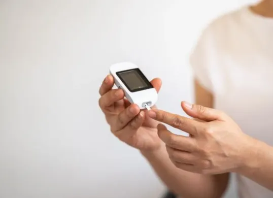Tips yang dapat diterapkan untuk mencegah gula darah naik drastis saat buka puasa menurut Dokter Zaidul Akbar. (Sumber: Freepik)