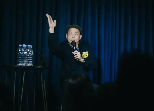 Komika Ernest Prakarsa menyentil para pendukung Prabowo-Gibran dalam postingannya. (Sumber: Instagram/@ernestprakarsa)