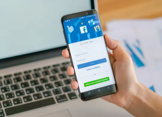 Ilustrasi menghapus akun Facebook permanen. (Sumber: Freepik/jannoon028)