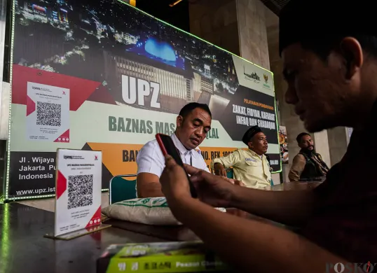Petugas melayani sejumlah jamaah saat proses pembayaran zakat fitrah di Masjid Istiqlal, Jakarta. (Sumber: Poskota/Bilal Nugraha Ginanjar)