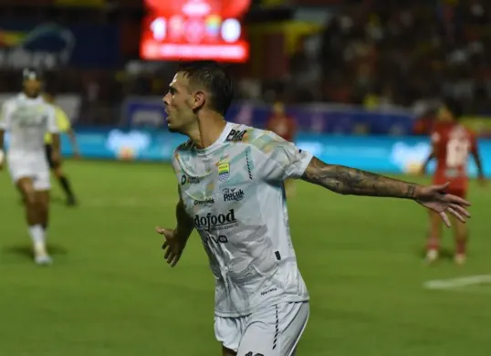 Potret pemain Persib Bandung, Tyronne del Pino yang kini menjadi andalan. (Sumber: Persib)