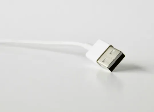 Ilustrasi kabel charger. (Sumber: Pexels/Matthias Zomer)