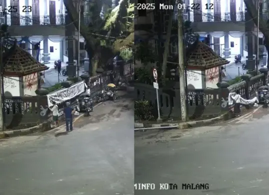 Pemasangan poster Demomu Susahku di depan gedung DPRD Kota Malang (Sumber: X/@onlyonegie)