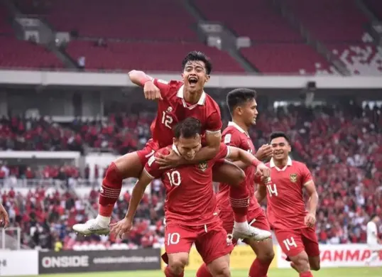Timnas Indonesia berusaha bangkit di Stadion Gelora Bung Karno setelah kekalahan dari Australia. Akankah mereka mampu mengalahkan Bahrain? (Sumber: Pinterest/@edit gabut)