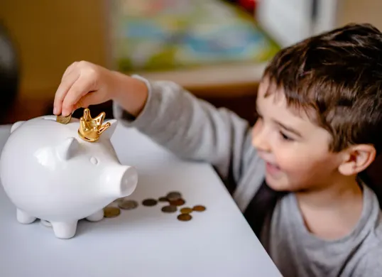 Tips kelola uang THR anak secara bijak. (Sumber: Pexels/Alex P)