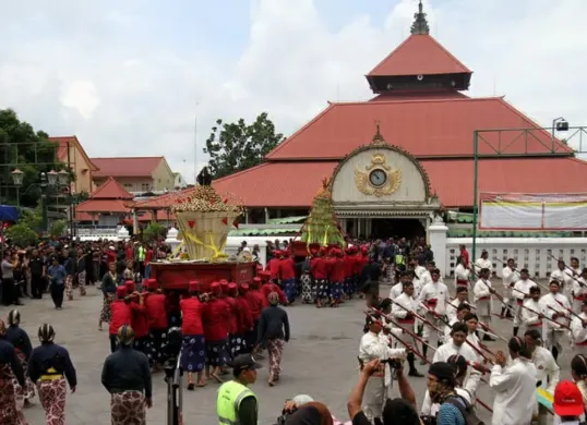 Salah satu tradisi Lebaran unik di Indonesia selain mudik yakni Grebeg Syawal. (Sumber: menpan.go.id)