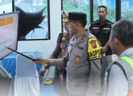 Kapolda Jawa Barat, Irjen Pol Akhmad Wiyagus, melakukan inspeksi langsung ke Rest Area KM 166 Tol Cipali pada Senin, 24 Maret 2025 (Sumber: Dok Humas Polda Jabar)