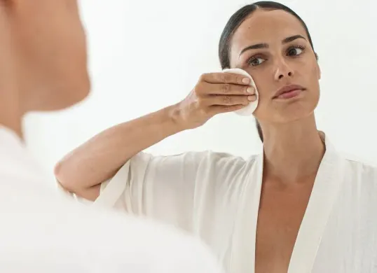 Cra bersihkan bekas makeup di wajah dengan benar.  (Sumber: Pinterest)