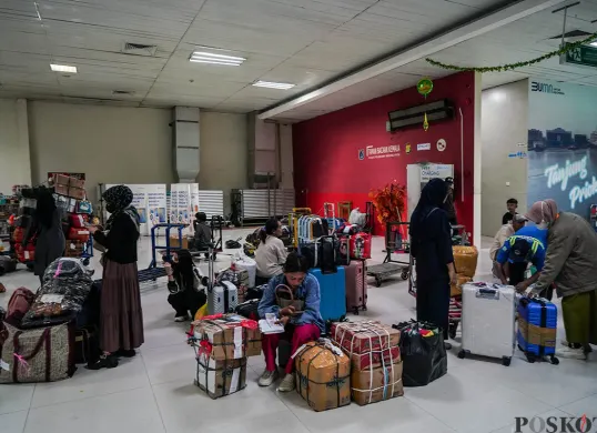 Jaga keamanan barang bawaan Anda selama mudik gunakan transportasi umum. (Sumber: Poskota/Bilal Nugraha Ginanjar)