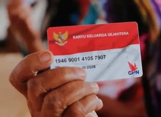 Penyaluran bansos Program Keluarga Harapan (PKH) dan Bantuan Pangan Non Tunai (BPNT).(Sumber: Instagram/@info_surabaya)