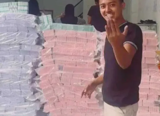 Viral video tumpukan pecahan uang baru senilai Rp2 miliar. (Sumber: Screenshots TikTok)