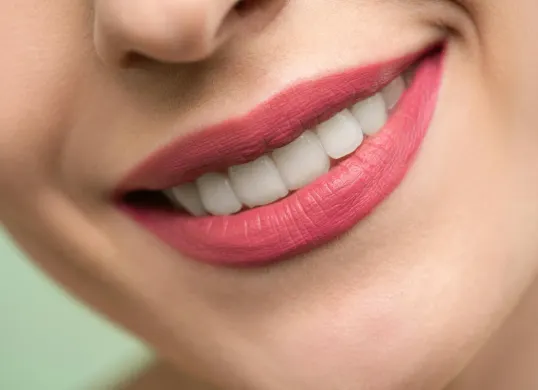 Cara buat lip scrub secara alami agar bibir merah merona. (Sumber: Pexels/Shiny Diamond)