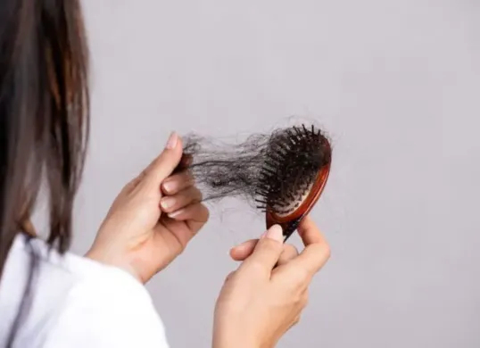 Ikuti 7 tips alami ini untuk mengurangi kerontokan dan menumbuhkan rambut lebih sehat. (Sumber: Pinterest/Moni Dep)